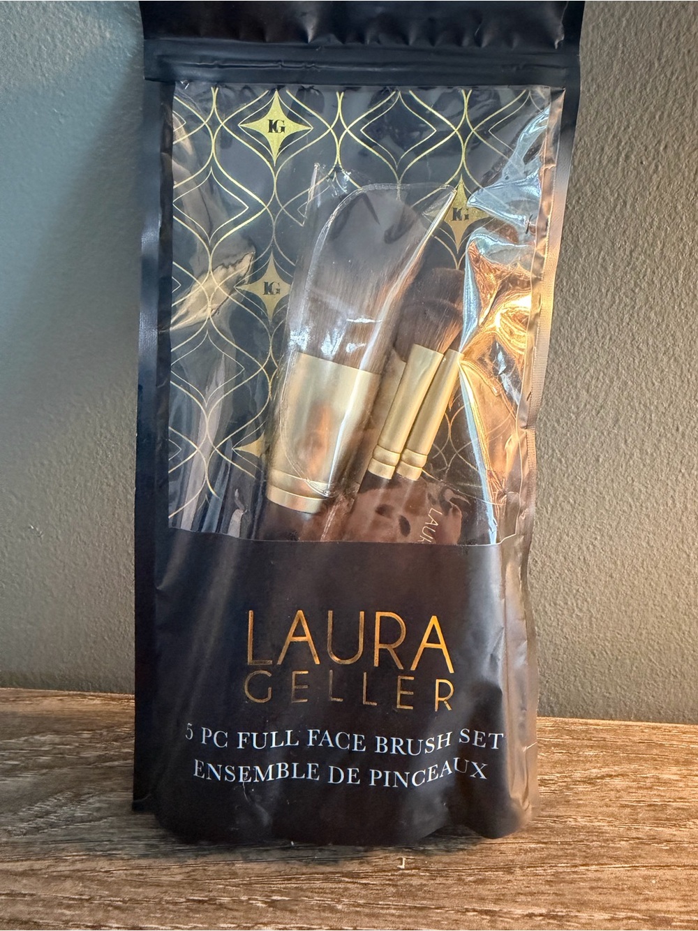 Laura Geller 5-Piece Makeup Brush Set in Black and Gold